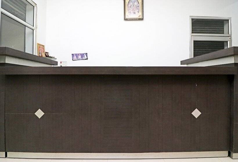 בית מלון כפרי Ojus Tower By Oyo Rooms