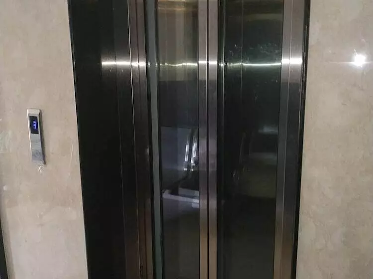 Iroomz Hotel Adhikar