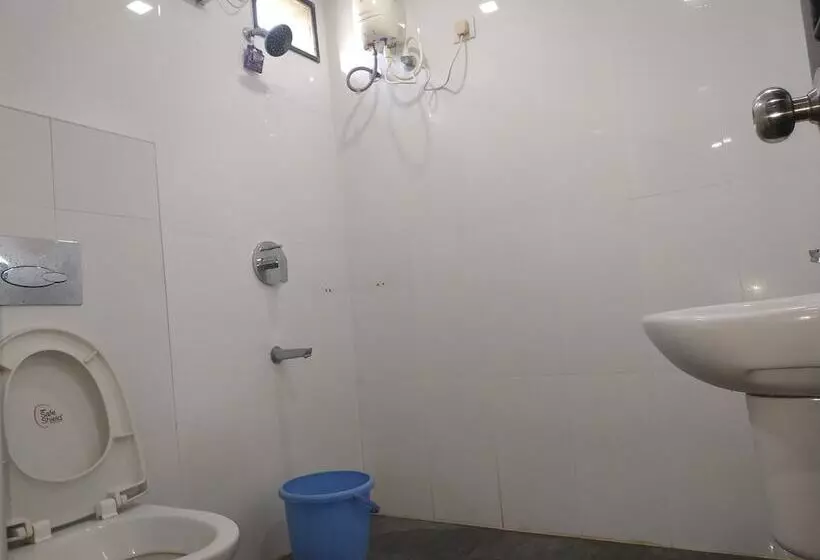 Iroomz Hotel Adhikar