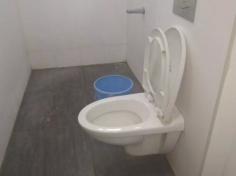 Iroomz Hotel Adhikar
