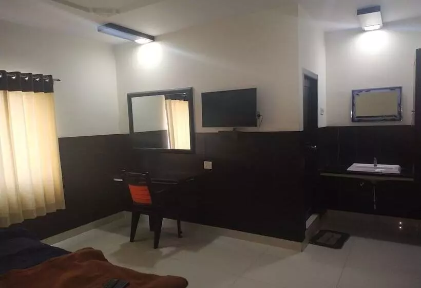 Iroomz Hotel Adhikar