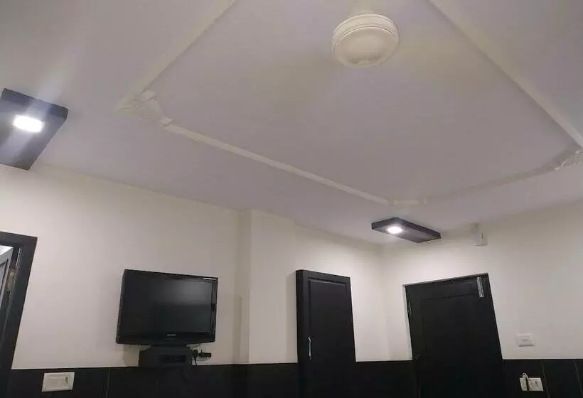 Iroomz Hotel Adhikar