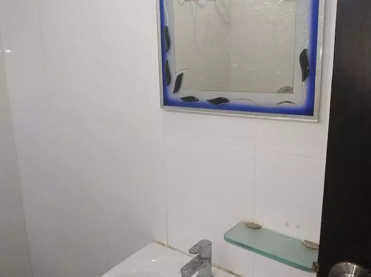 Iroomz Hotel Adhikar