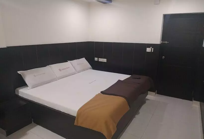 Iroomz Hotel Adhikar