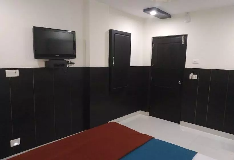 Iroomz Hotel Adhikar
