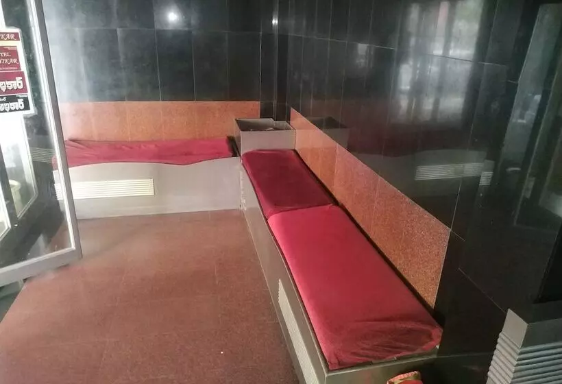 Iroomz Hotel Adhikar