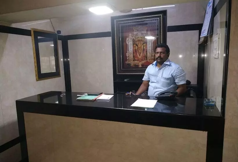 Iroomz Hotel Adhikar