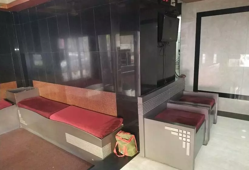 Iroomz Hotel Adhikar