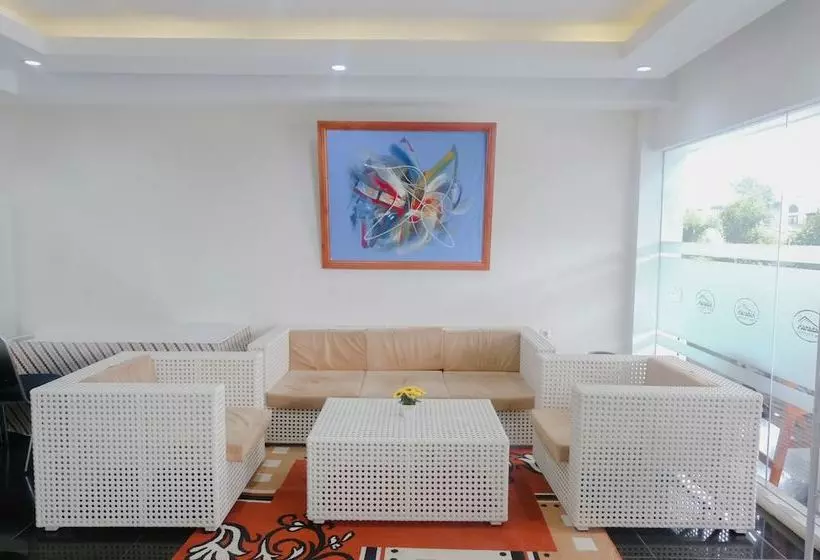 ユースホステル Hasanah Guest House Syariah De Saphire By Oyo Rooms