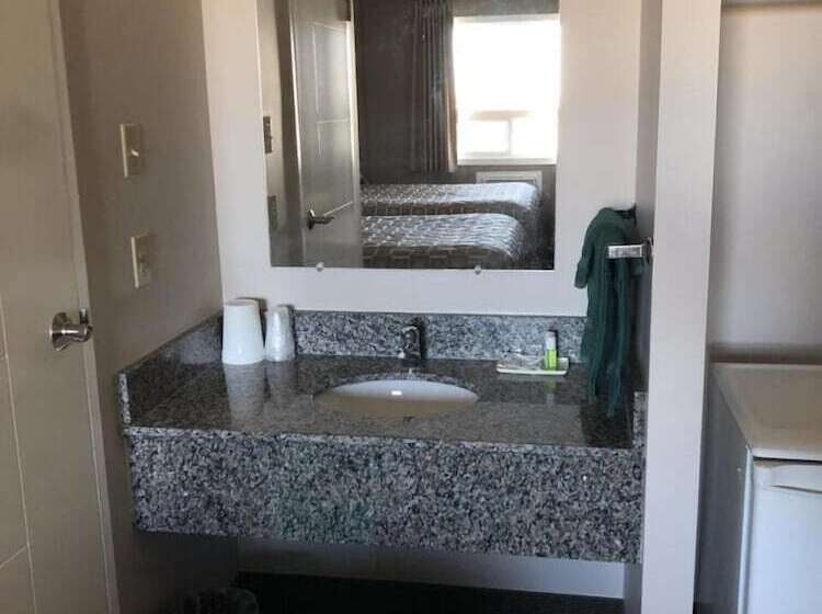 מוטל Arbour Ridge Inn & Suites