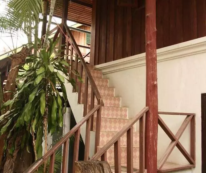 پانسیون Manotemple House