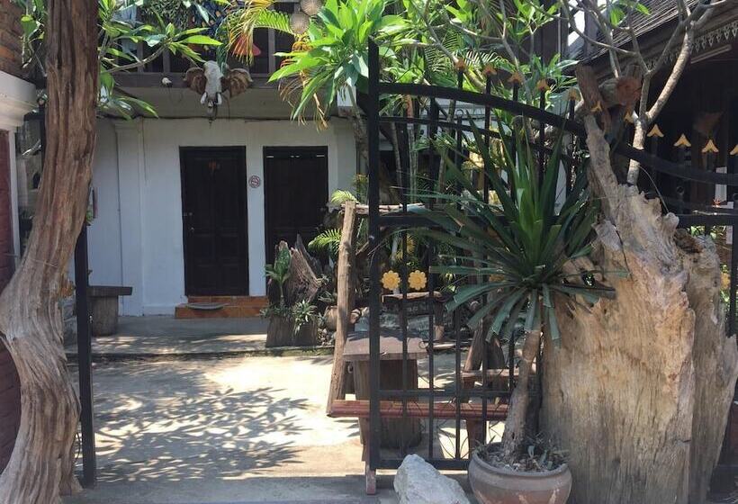 پانسیون Manotemple House