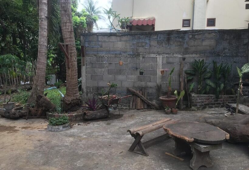 پانسیون Manotemple House