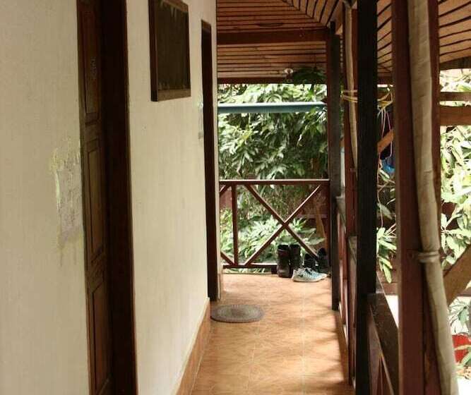 پانسیون Manotemple House