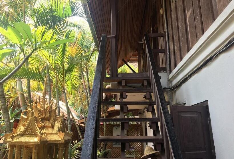 پانسیون Manotemple House