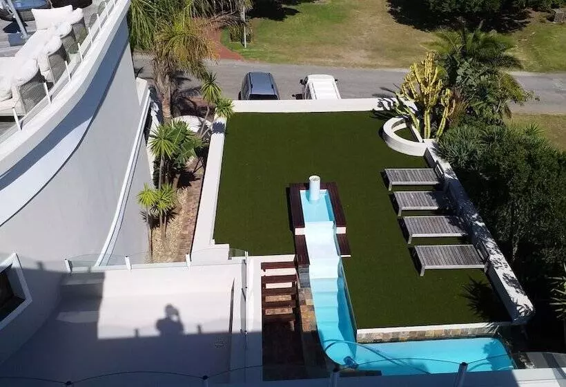 پانسیون 115 On Beachy Head Drive Guest House