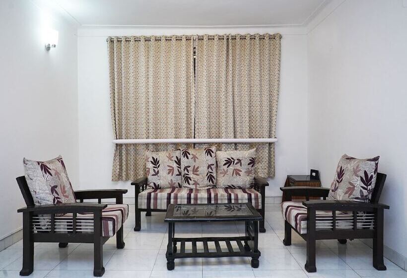 هتل 10 Blossoms Service Apartments By Oyo Rooms