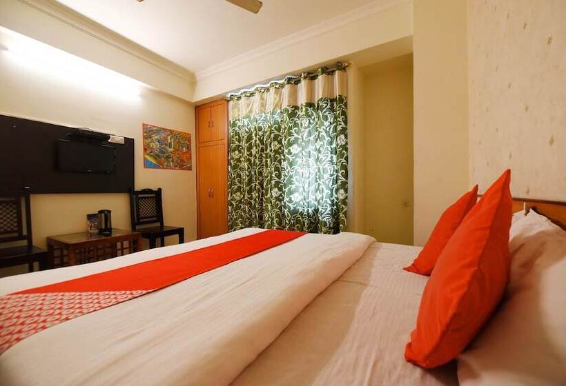 Hotel Oyo 22915 C M Regency