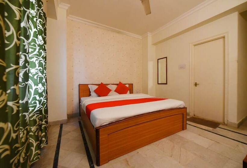 Hotel Oyo 22915 C M Regency