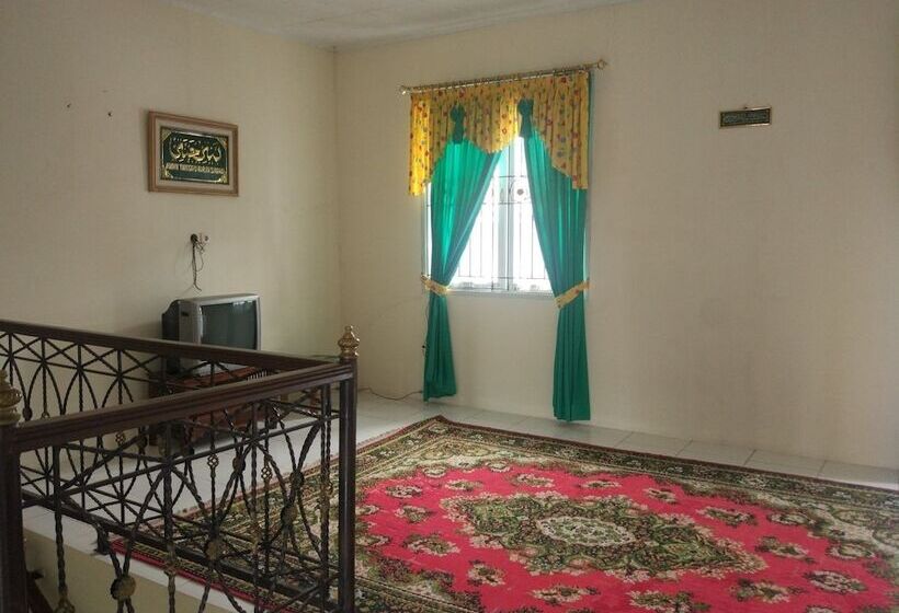 Villa Abdi Cipanas With Swimming Pool