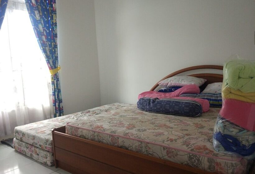 Villa Abdi Cipanas With Swimming Pool