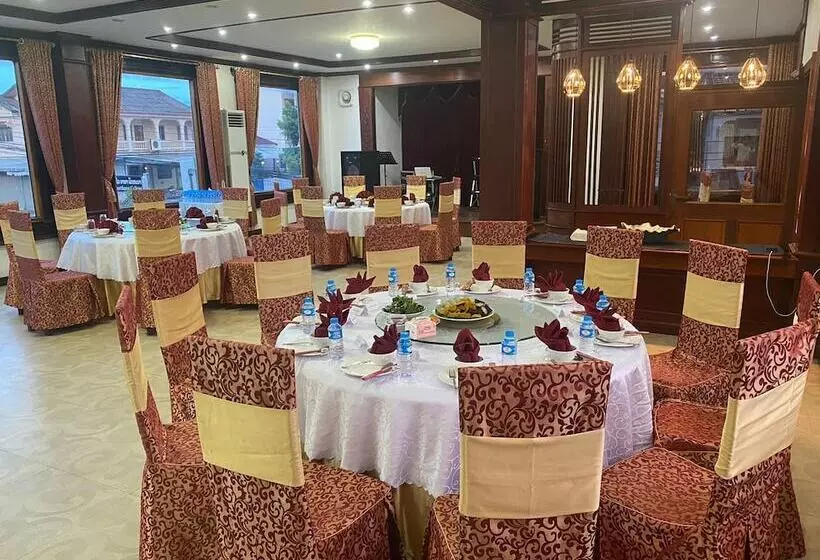 ホテル Anoulackkhenlao