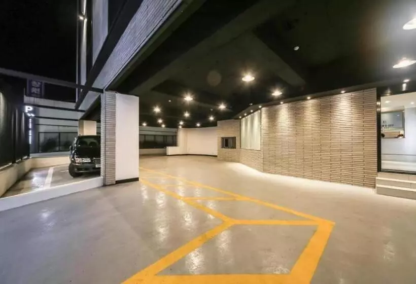 Changwon Brown Dot Hotel Palyong