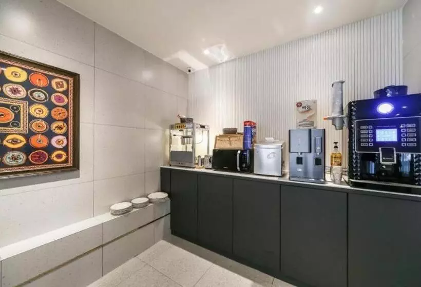 Changwon Brown Dot Hotel Palyong
