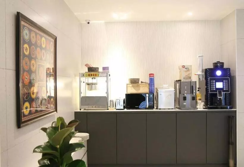 Changwon Brown Dot Hotel Palyong