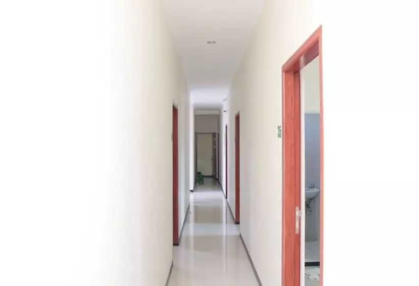 ペンション Reddoorz @ Genteng Surabaya