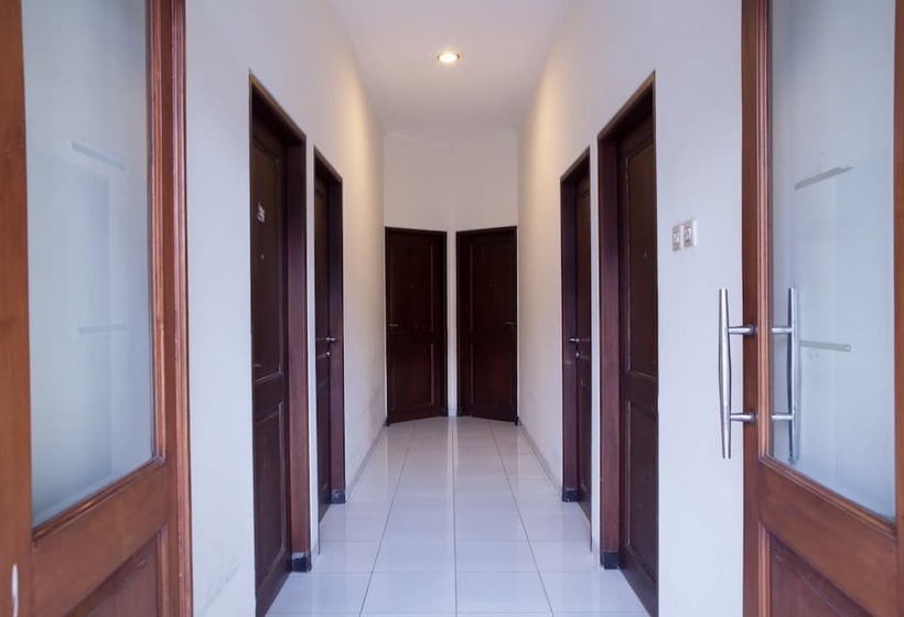 פנסיון Reddoorz @ Genteng Surabaya