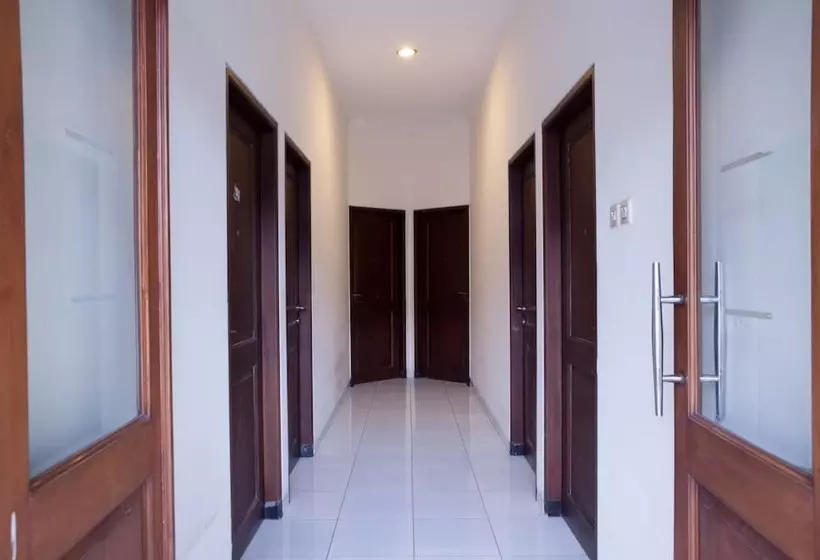 ペンション Reddoorz @ Genteng Surabaya