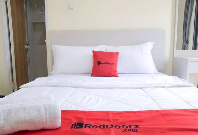 ペンション Reddoorz @ Genteng Surabaya
