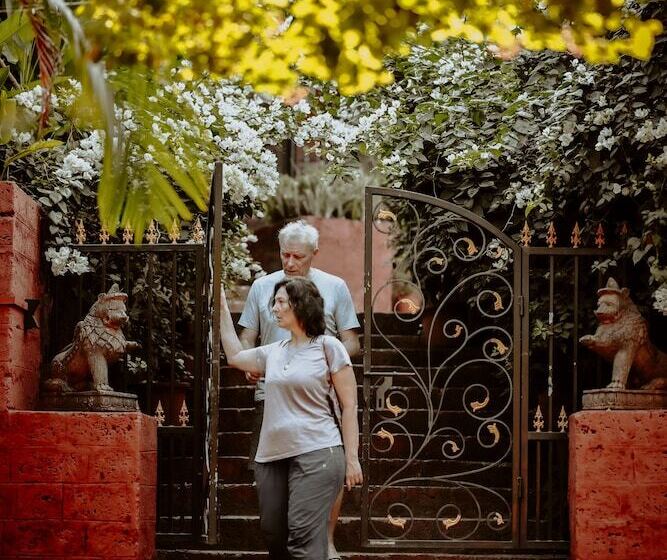 בית מלון כפרי The Regalia Resort