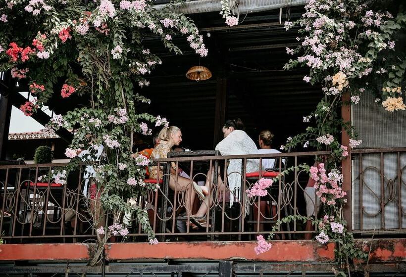 בית מלון כפרי The Regalia Resort