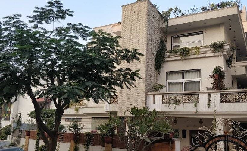 تختخواب و صبحانه All Seasons Homestay