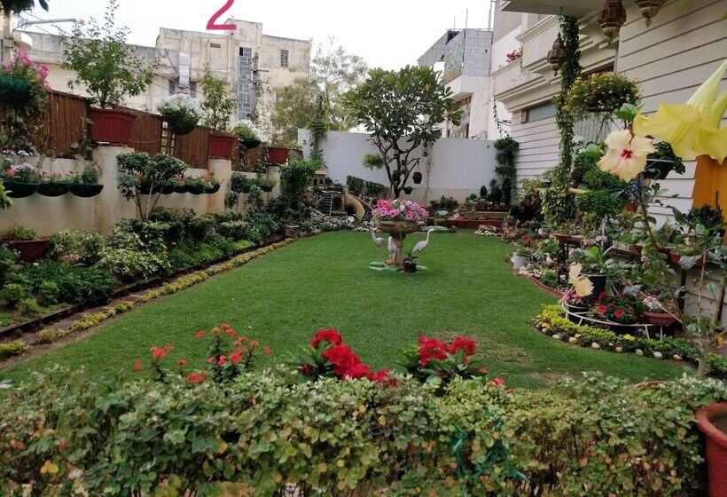 تختخواب و صبحانه All Seasons Homestay