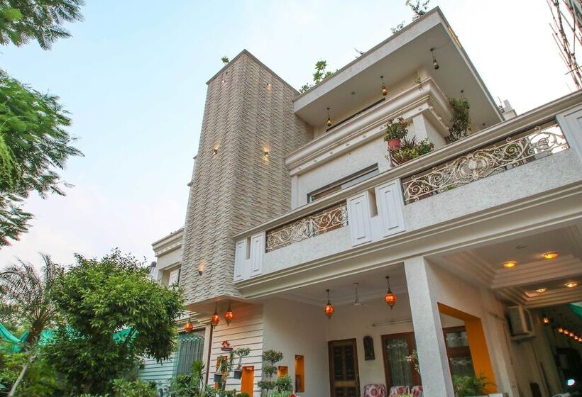 تختخواب و صبحانه All Seasons Homestay