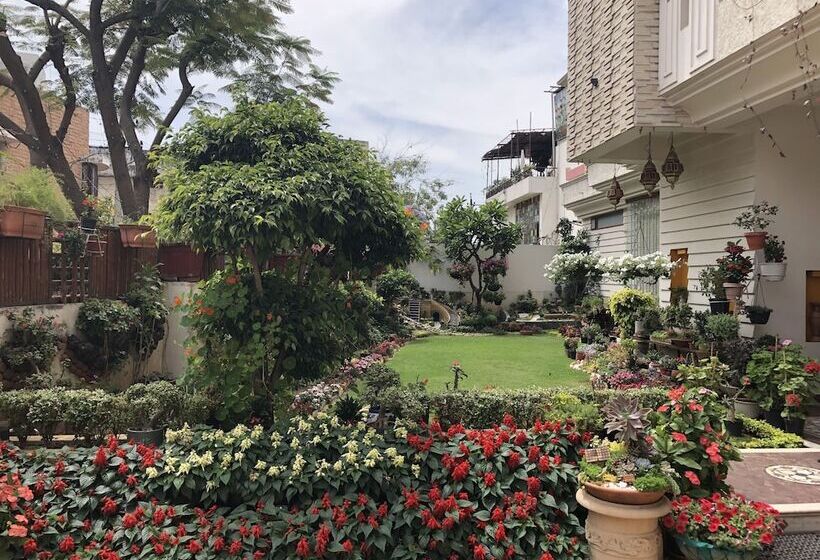 تختخواب و صبحانه All Seasons Homestay