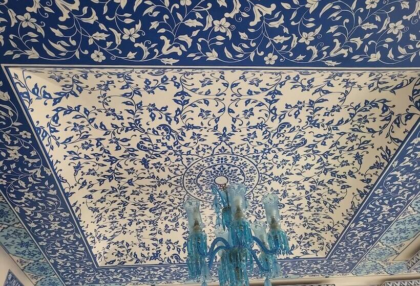 تختخواب و صبحانه All Seasons Homestay