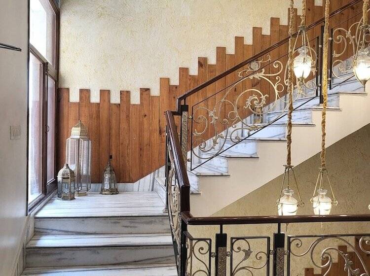 تختخواب و صبحانه All Seasons Homestay