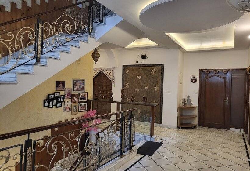 تختخواب و صبحانه All Seasons Homestay