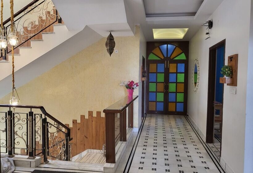 تختخواب و صبحانه All Seasons Homestay