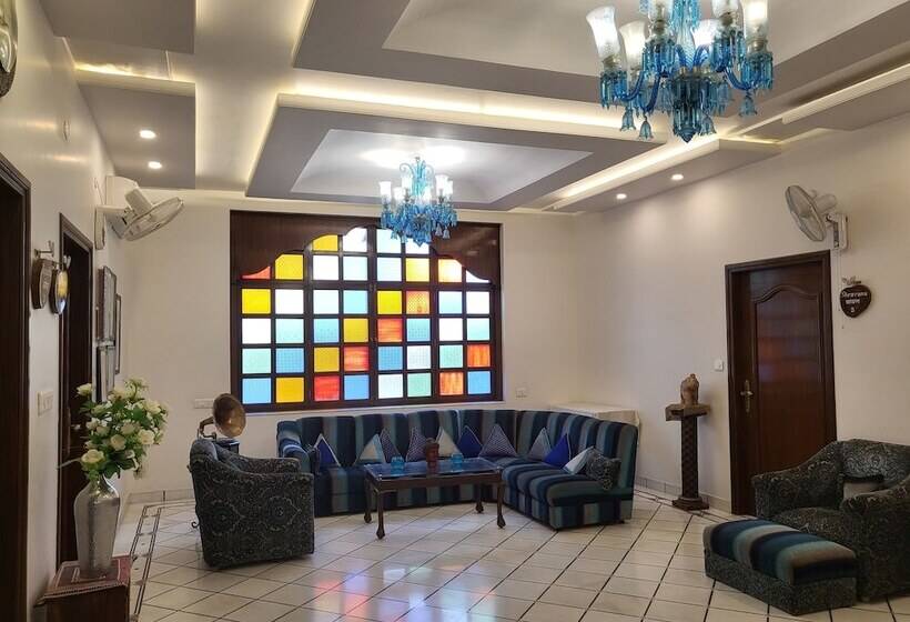 تختخواب و صبحانه All Seasons Homestay