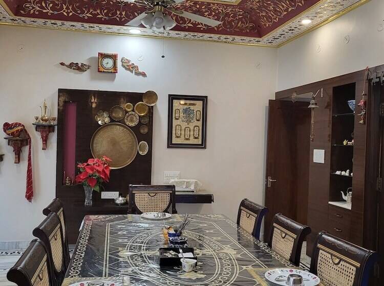 تختخواب و صبحانه All Seasons Homestay