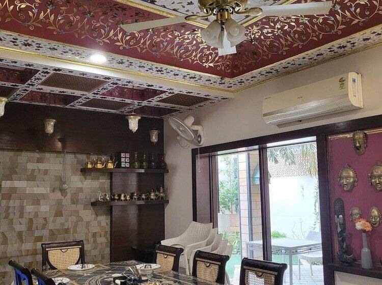 تختخواب و صبحانه All Seasons Homestay