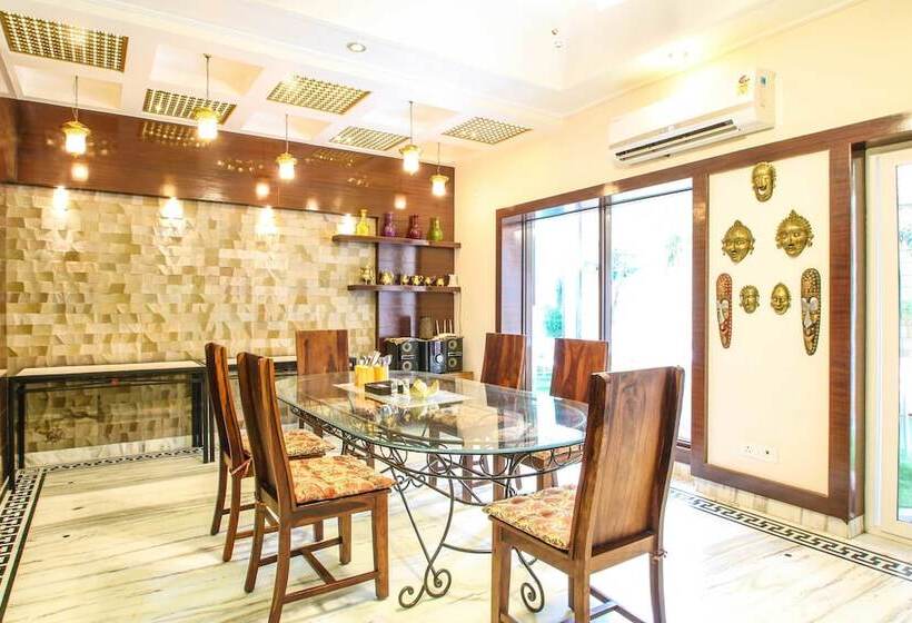 تختخواب و صبحانه All Seasons Homestay