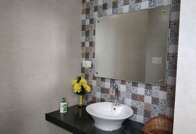 تختخواب و صبحانه All Seasons Homestay