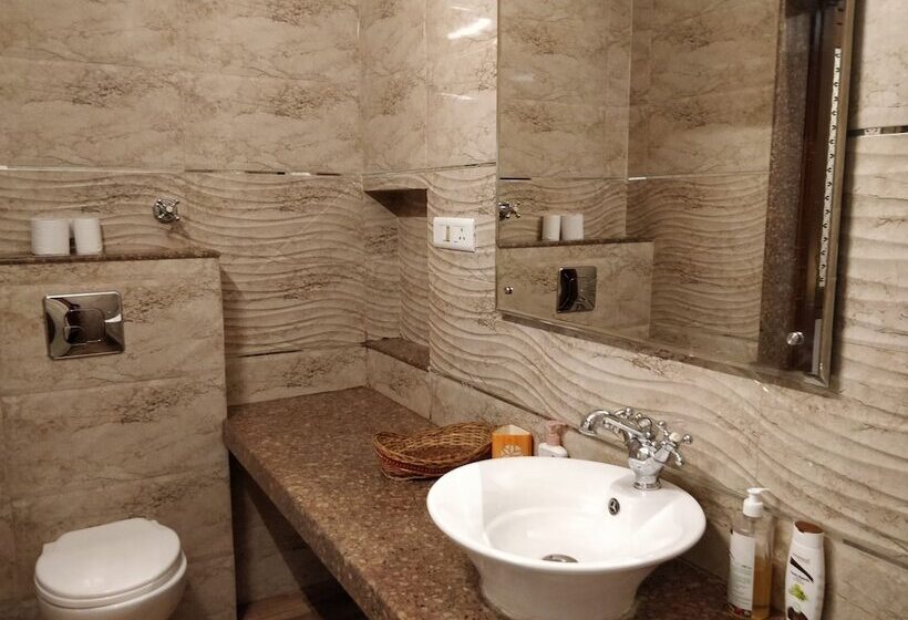 تختخواب و صبحانه All Seasons Homestay