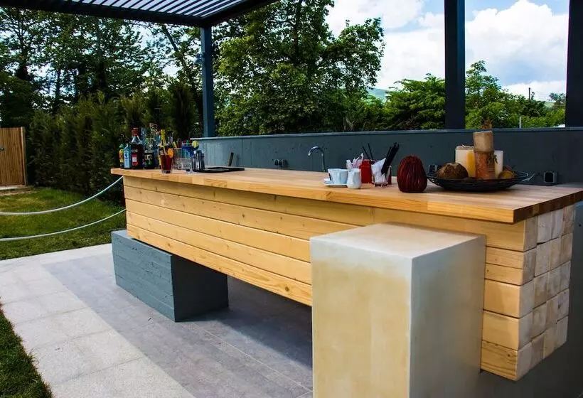 Majatalo Aristotelia Gi